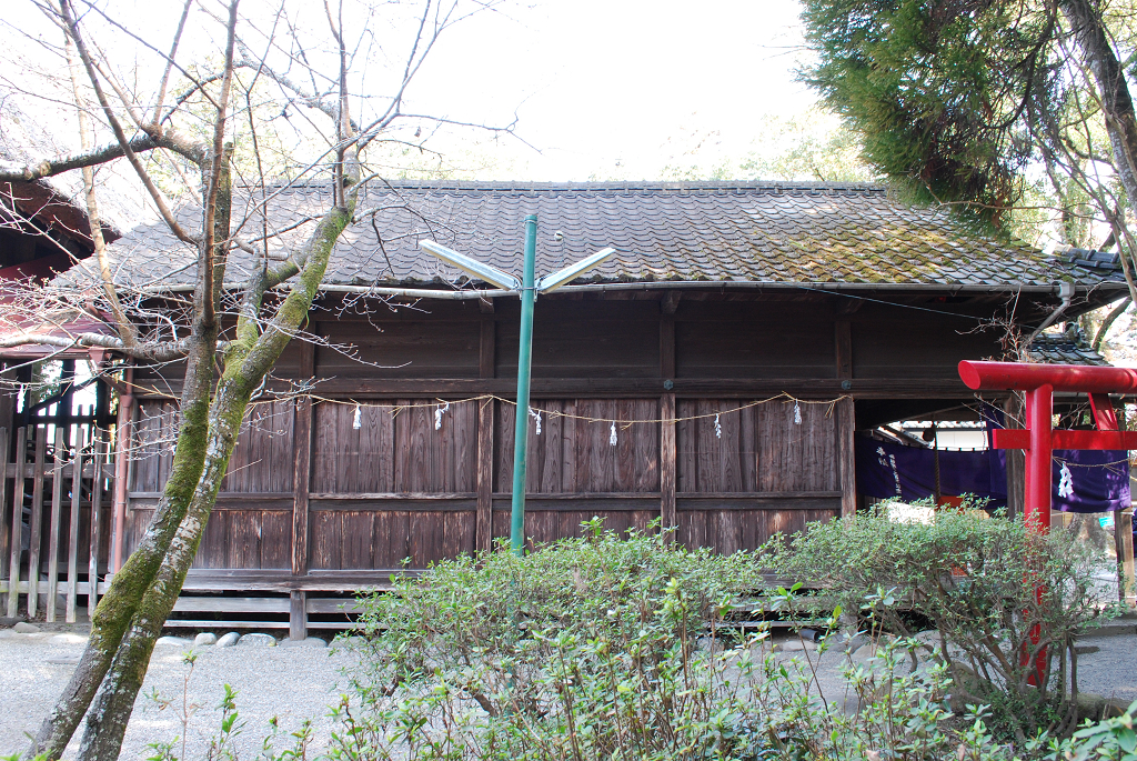 老神神社拝殿側面