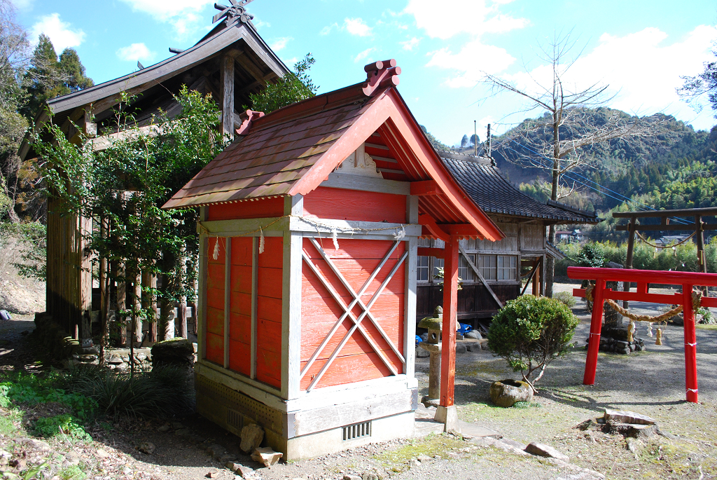 万江阿蘇神社稲荷社・水神社背側面