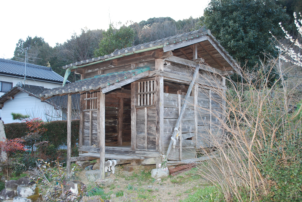 高寺院毘沙門堂正側面