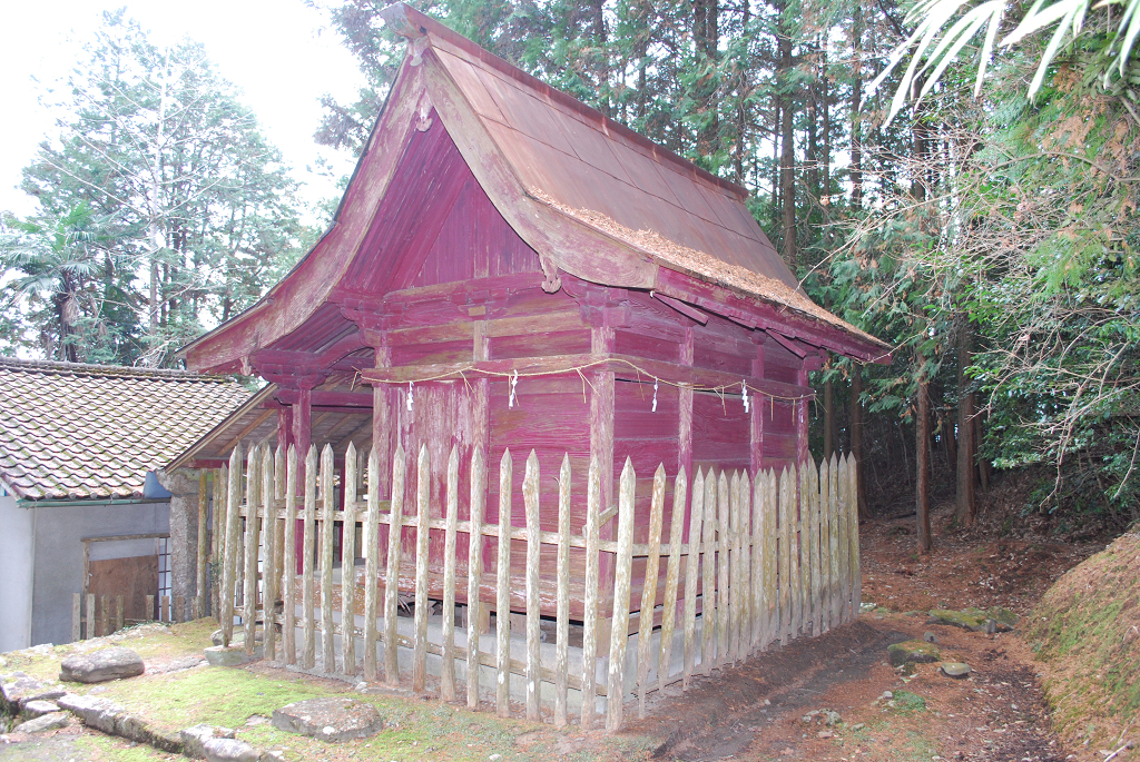 山本神社本殿背側面