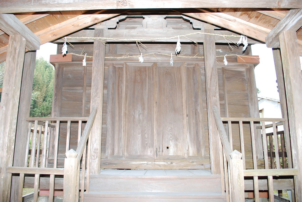 荒田大王神社本殿背側面