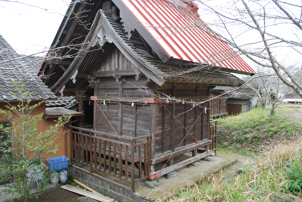 荒田大王神社本殿背側面