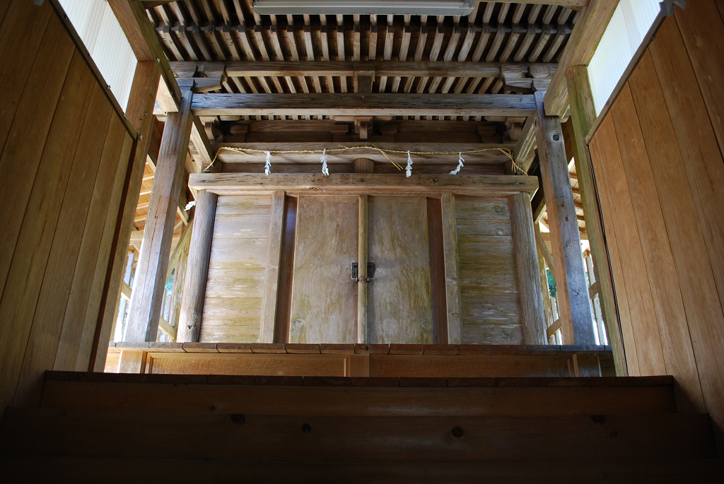 須恵諏訪神社本殿正面