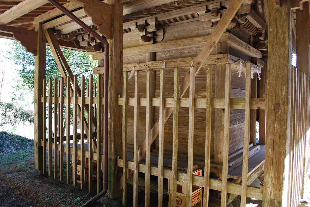 須恵諏訪神社本殿背面