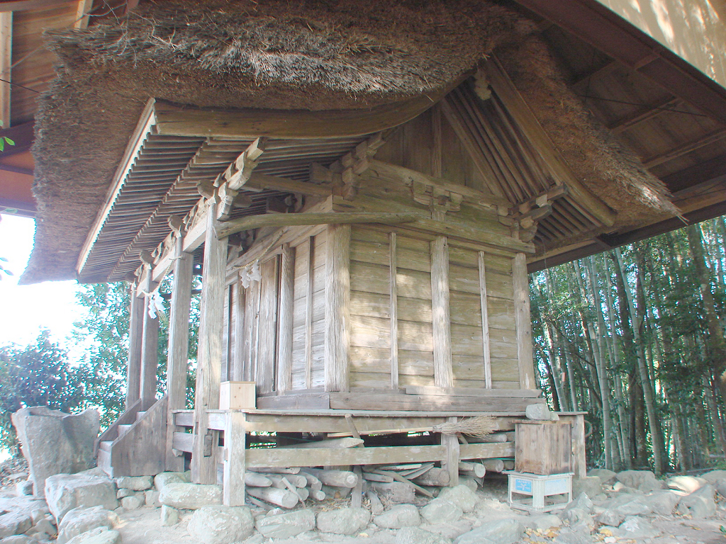 上永里雲羽神社本殿正側面