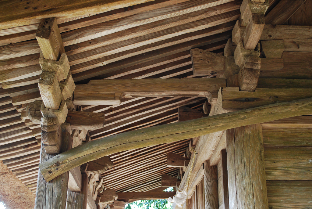 上永里雲羽神社本殿繋虹梁