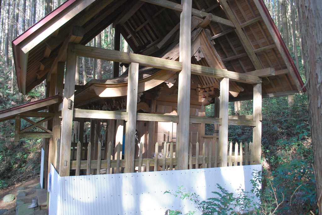 秋時諏訪神社本殿側面