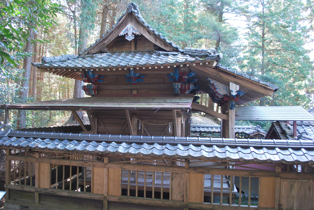 岡原霧島神社本殿側面