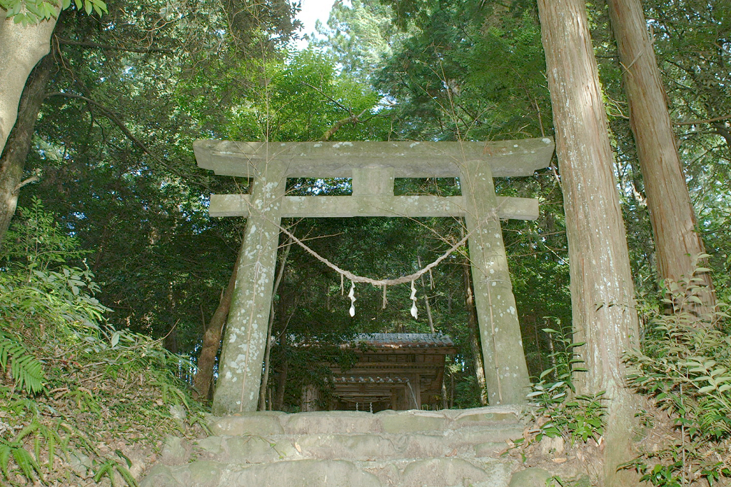 久米治頼神社境内