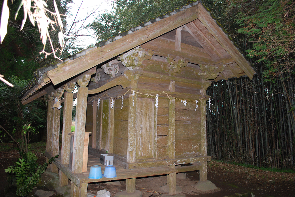 白鳥神社本殿正側面
                                    