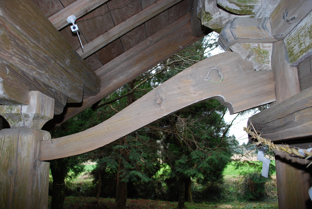 白鳥神社本殿海老虹梁