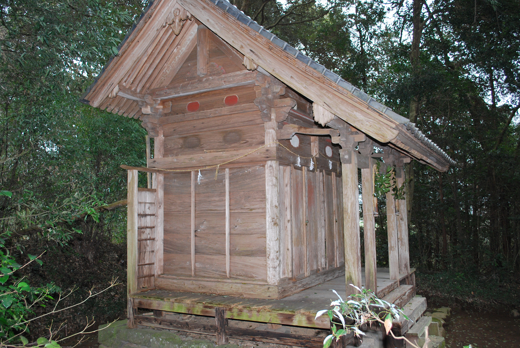 諏訪神社本殿正側面
                                    