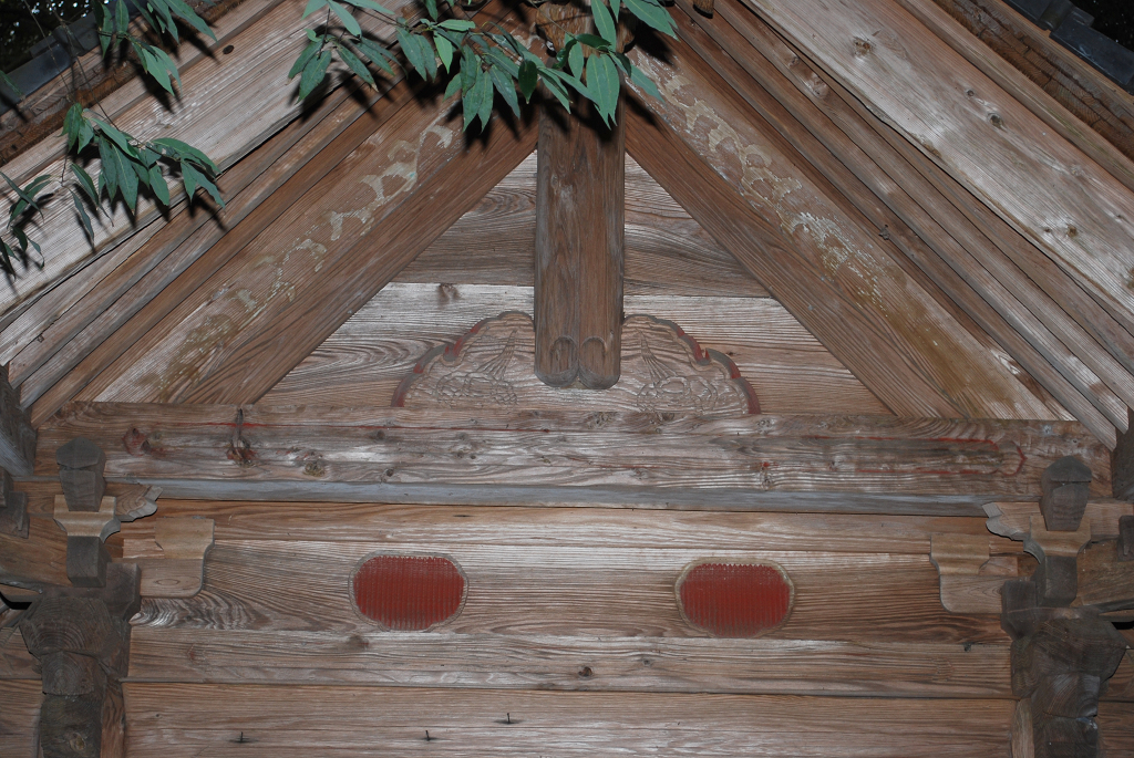 諏訪神社本殿妻飾り