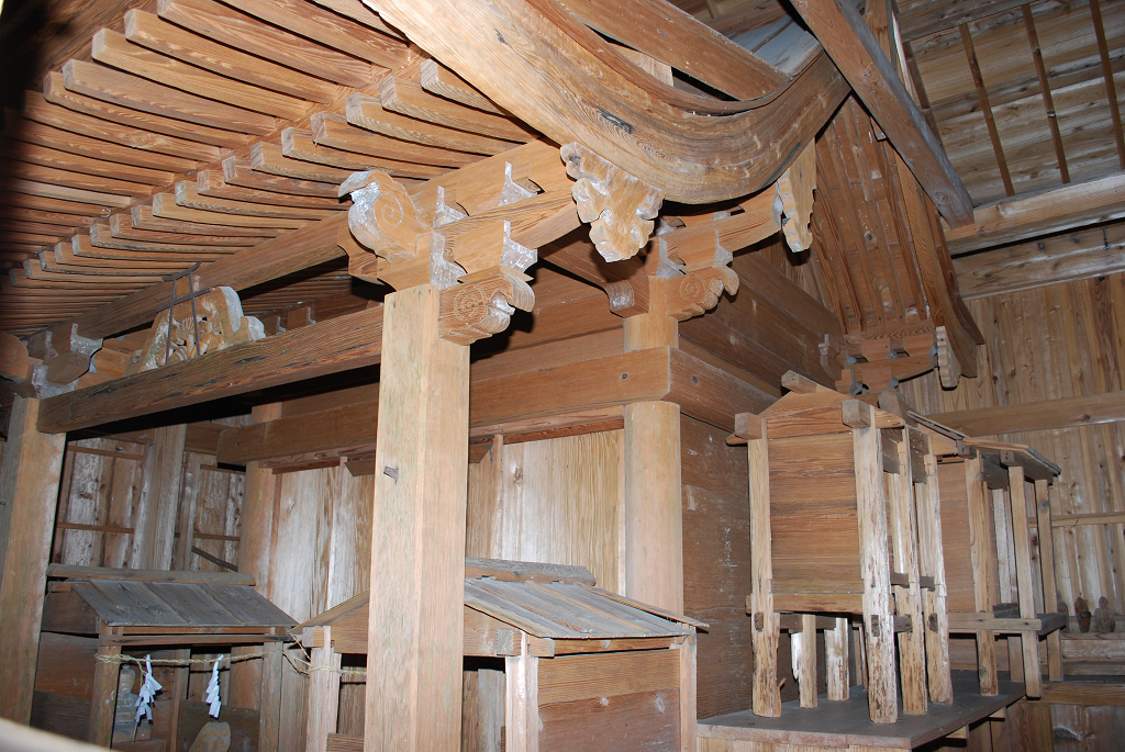 槻木四所神社本殿正側面