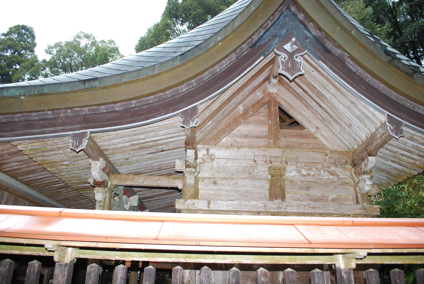 久米熊野坐神社本殿正面妻面