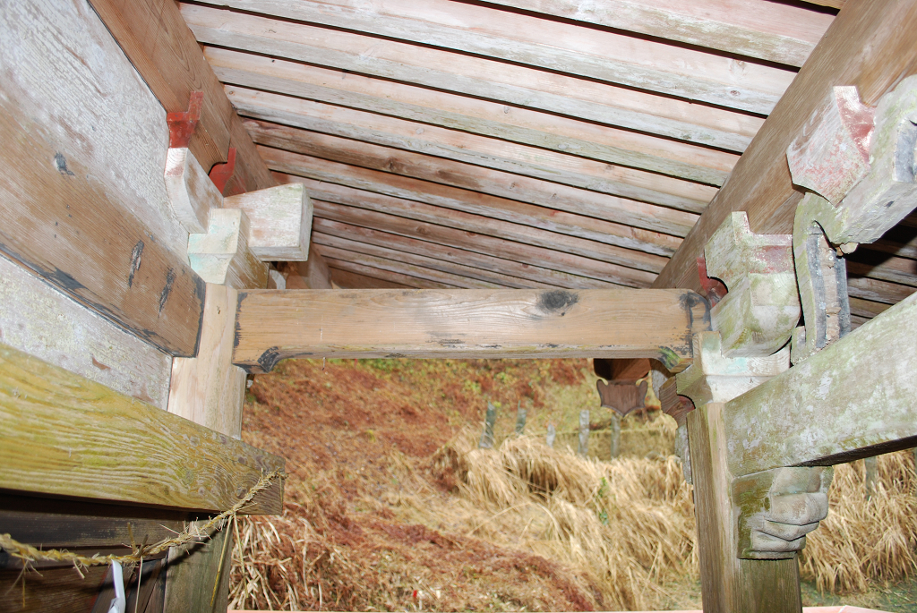 久米熊野坐神社本殿向拝内部