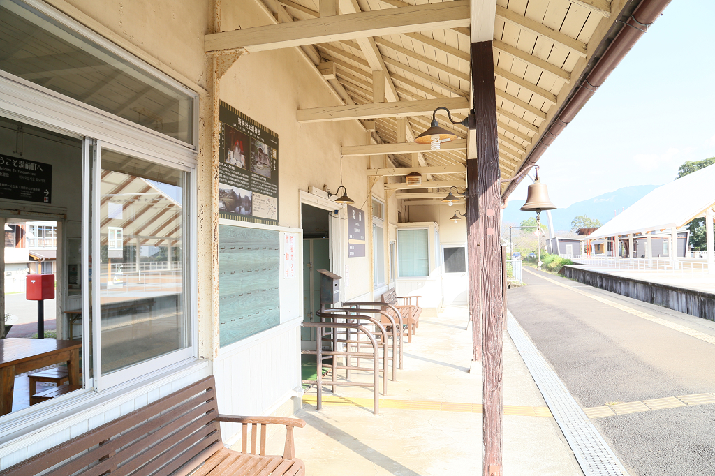 湯前駅舎ホーム側の庇