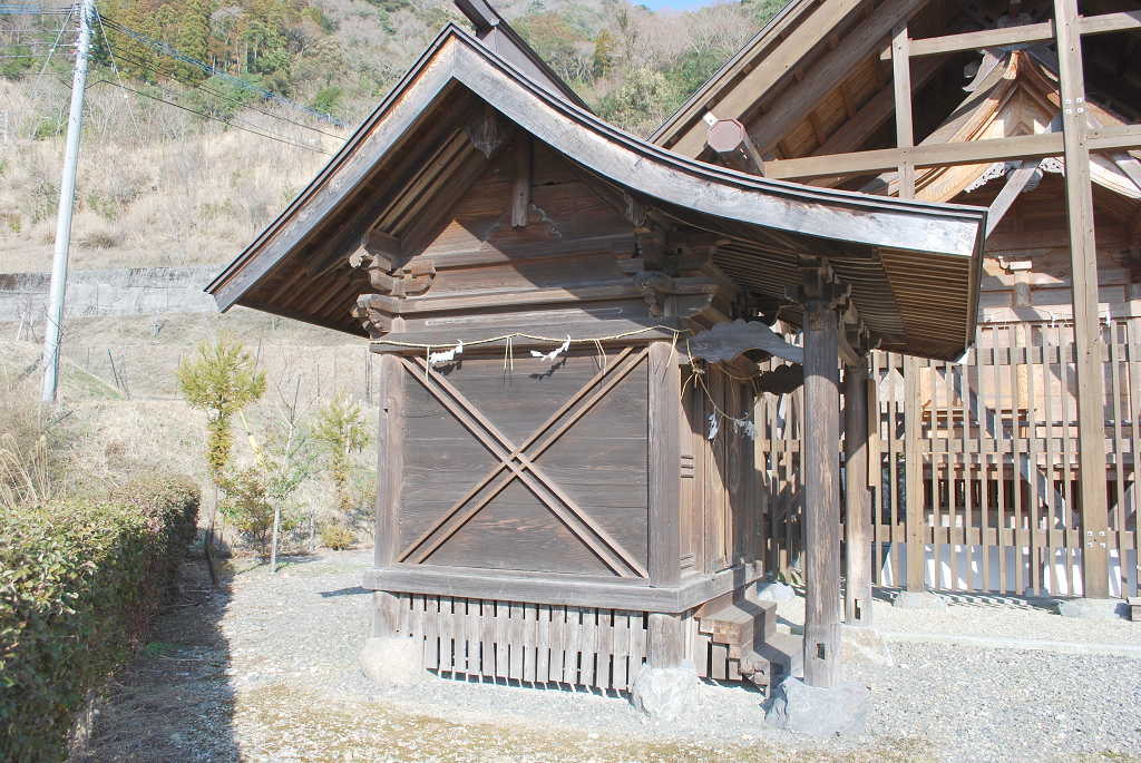 東俣阿蘇神社本殿側面