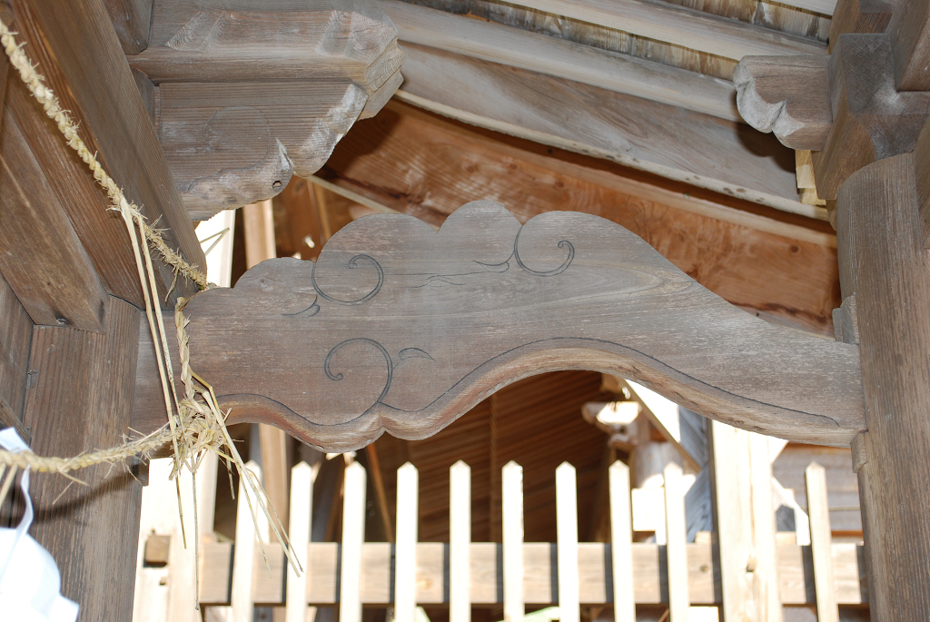 東俣阿蘇神社本殿海老虹梁